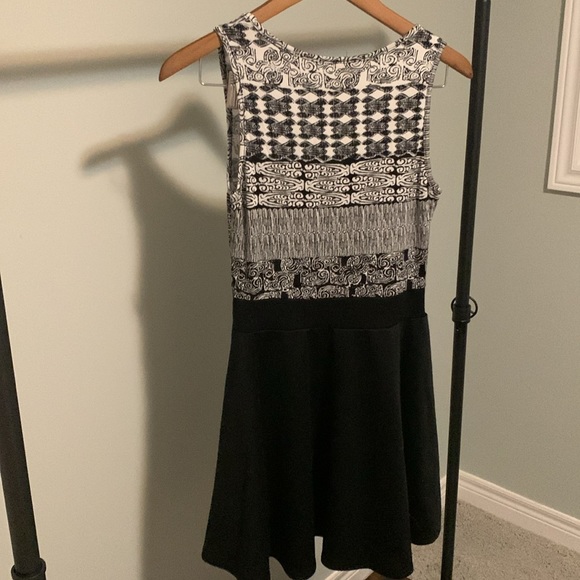 Aztec Print 2b Bebe Dress, Size Medium, Black & White - Picture 3 of 4